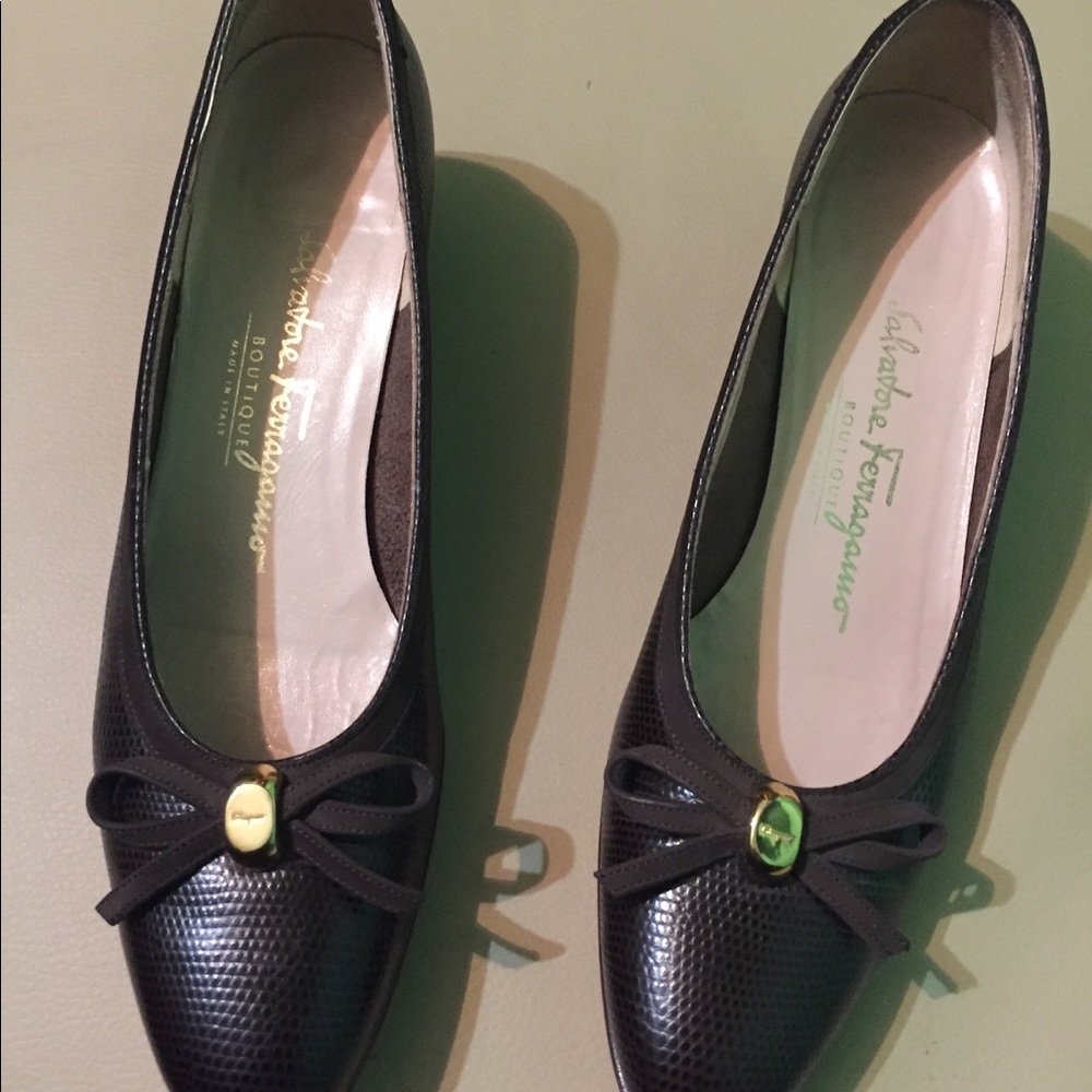 Salvatore Ferragamo Brown Textured Leather Bow Pumps with Gold Accent - Picture 4 of 7